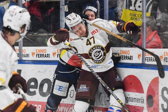 Servette&#039;s player Marco Maurer, front, and Ambri&#039;s player Brandon Kozun fight for the puck, during the preliminary round game of National League Swiss Championship between HC Ambri Piotta an ...