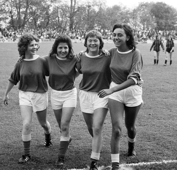 Fussballerinnen vom FC Zuerich Damen, rechts, freuen sich nach ihrem Sieg gegen die Baslerinnen, aufgenommen am 7. Mai 1972 in Basel. Die FCZ Damen gewinnen das Spiel gegen diie Frauen des FC Basel mi ...