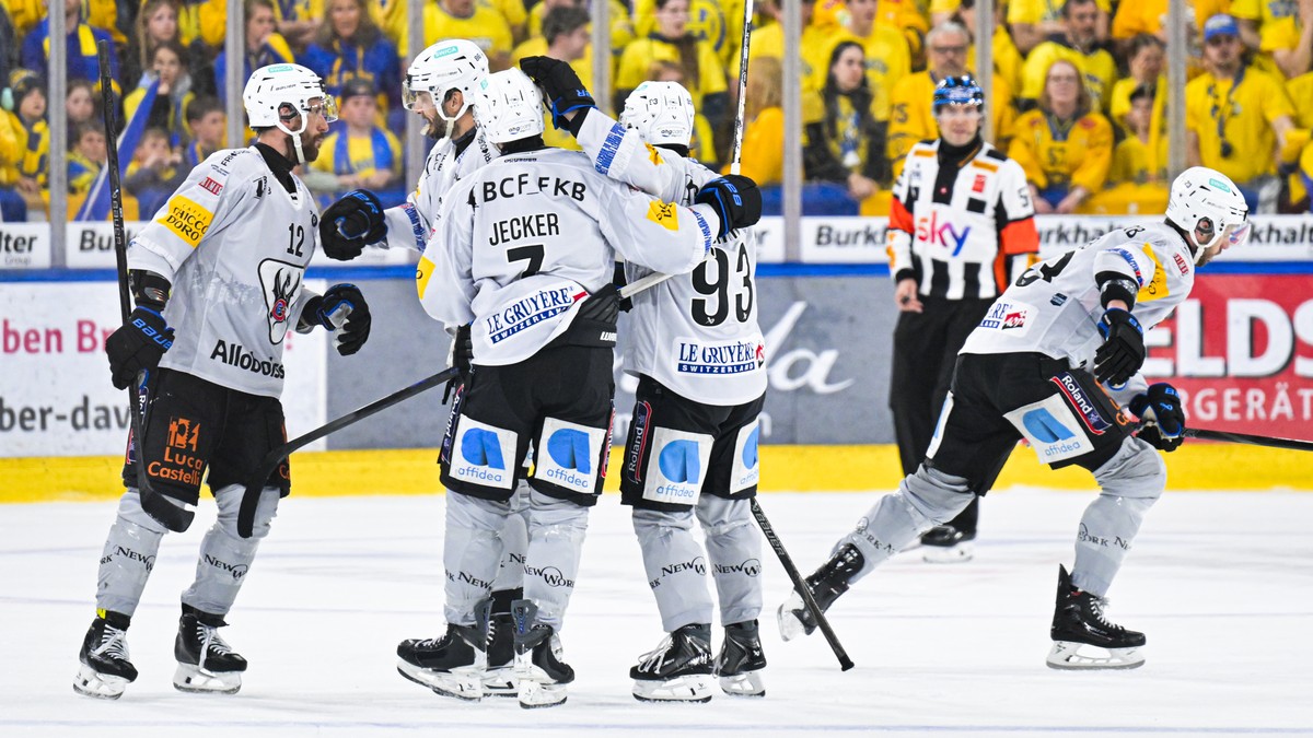 im ersten Eishockey Playoff Finalspiel der National League zwischen HC Davos (HCD) und HC Fribourg-Gotteron (HCFG), am Samstag, 18. April 2026, in der zondacrypto-Arena in Davos. (KEYSTONE/Gian Ehrenz ...
