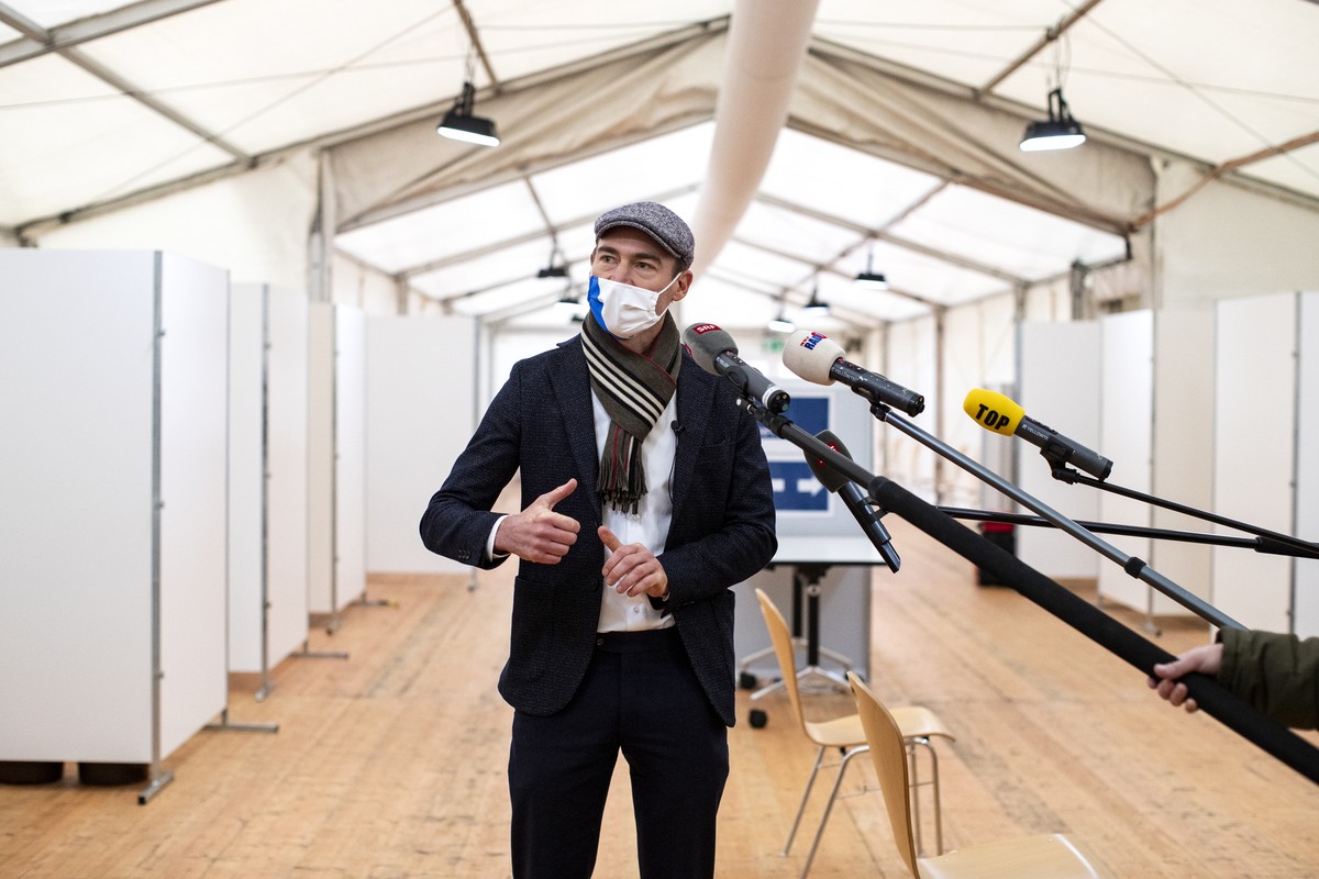 Jan Fehr, Leiter des Departements fuer Public and Global Health des Instituts fuer Epidemiologie, Biostatistik und Praevention, spricht zu den Medien im Referenz-Impfzentrums EBPI, aufgenommen am Mont ...