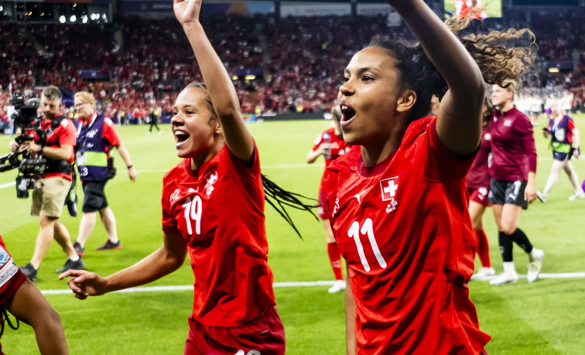 Switzerland's Leila Wandeler, Switzerland's Iman Beney and Switzerland's Coumba Sow celebrate the qualification during the UEFA Women's EURO 2025 Group A soccer match between Finla ...