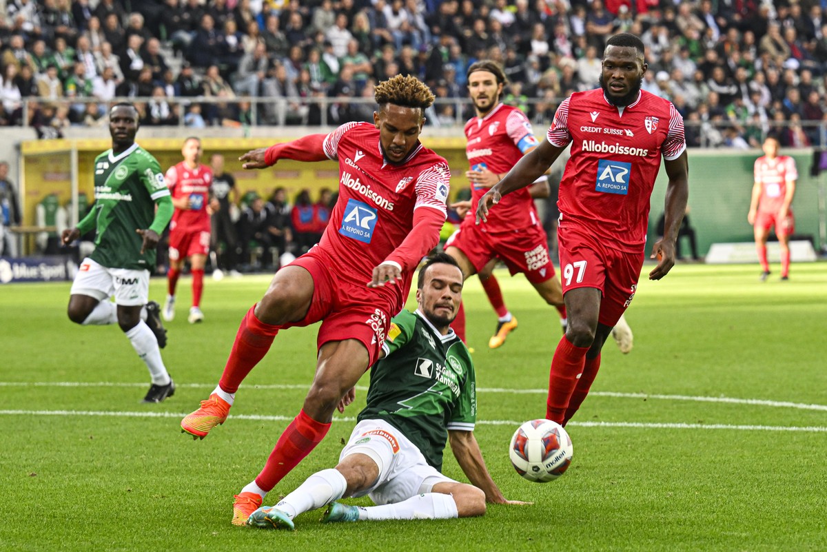 Sions' Nathanael Saintini, links, gegen St. Gallens Jeremy Guillemenot im Fussball Super League Spiel zwischen dem FC St. Gallen und dem FC Sion, am Samstag, 10. September 2022, im Kybunpark in S ...