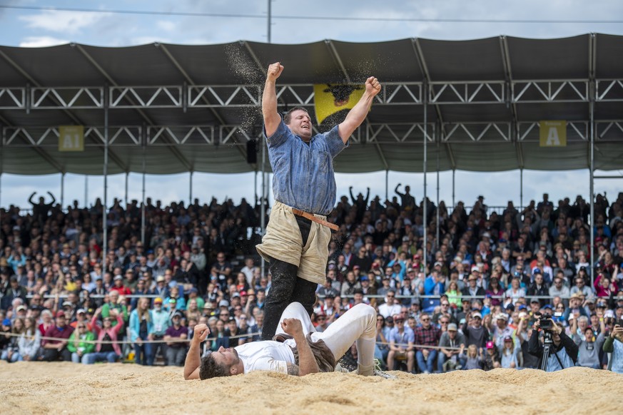 Erich Fankhauser, oben gewinnt den Schlussgang gegen und Werner Suppiger, unten, beim 102. Luzerner Kantonalen Schwingfest vom Sonntag, 29. Mai 2022 in Rothenburg. (KEYSTONE/Urs Flueeler).