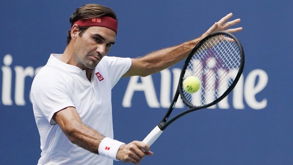 epa06985344 Roger Federer of Switzerland hits a return to Benoit Paire of France during the fourth day of the US Open Tennis Championships the USTA National Tennis Center in Flushing Meadows, New York ...
