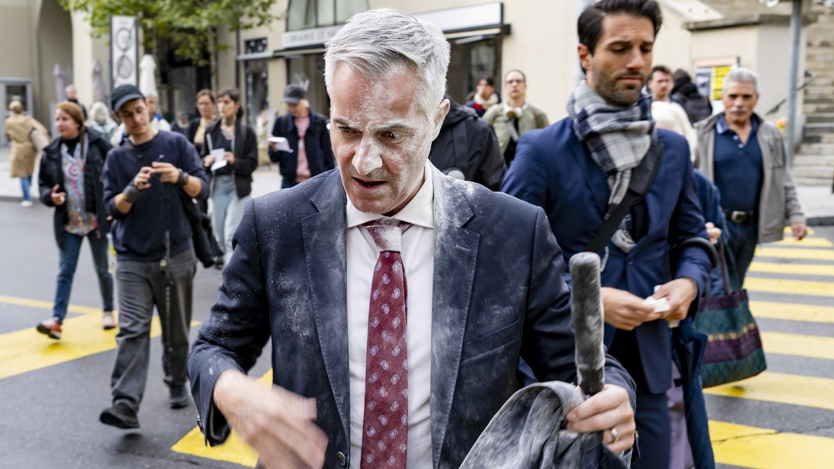 KEYPIX - Pierre-Antoine Hildbrand, Municipal de la ville de Lausanne, victime d'un acte d'enfarinage, reagit en marchant entre deux bancs lors de l'inauguration de bancs aux couleurs ar ...