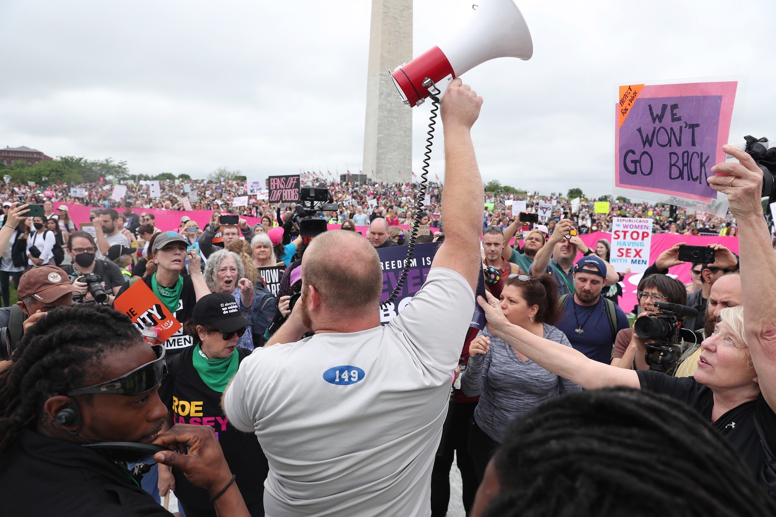 Ein Anti-Abtreibungs-Aktivist (mit Megaphon) stellt sich in Washington D.C. den Kundgebungsteilnehmern entgegen, die für das Recht auf Abtreibung demonstrieren.