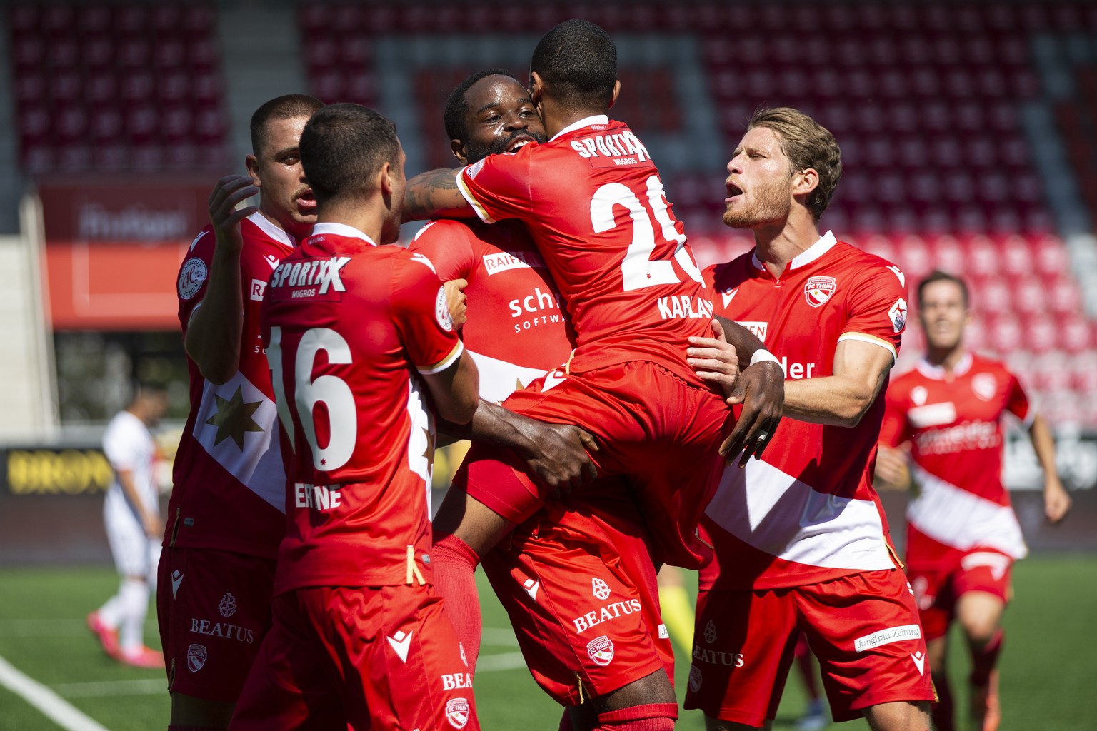 Thuns Ridge Munsy, Mitte, jubelt mit seinen Teamkollegen Basil Stillhart, Leonardo Bertone, Chris Kablan und Nicolas Hasler, von links, nach seinem Tor zum 1-0 im Super League Spiel zwischen dem FC Th ...