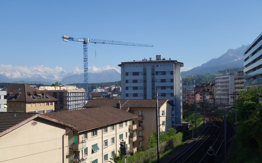 Die Gemeinde Emmen im Kanton Luzern lebt das, wovor die SVP im Abstimmungskampf zur Initiative Keine 10-Millionen-Schweiz warnt: Sie wächst, sie verdichtet und beherbergt besonders viele Ausländerinne ...