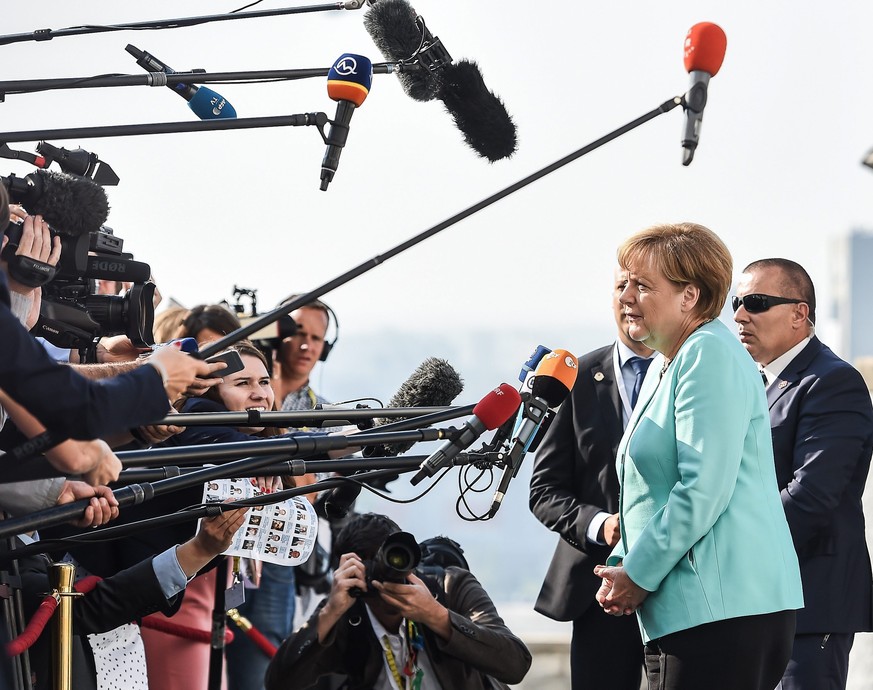 epaselect epa05541961 German Chancellor Angela Merkel (2-R) answers media question as she arrives at Bratislava castle during the Bratislava EU summit, an informal meeting of the 27 heads of state or  ...