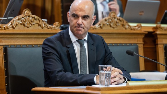 Bundesrat Alain Berset sitzt im Staenderat an der Sommersession der Eidgenoessischen Raete, am Dienstag, 14. Juni 2022, in Bern. (KEYSTONE/Peter Schneider)