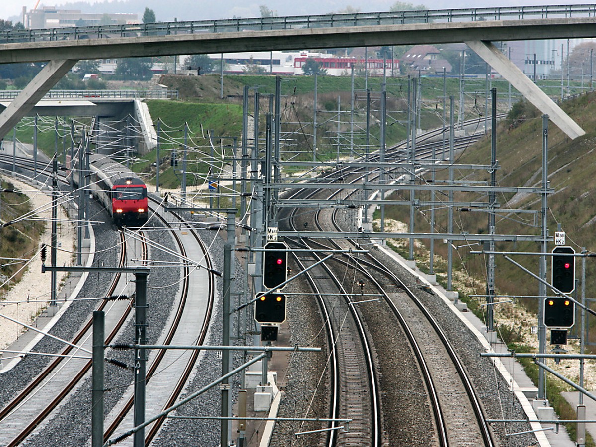 Hier trennen sich die Wege: Links die derzeit gesperrte Bahn-2000-.Strecke beim Thunnel Thunstetten, rechts die "alte" Linie, die nun wieder verstärkt genutzt werden muss. (Archivbild)