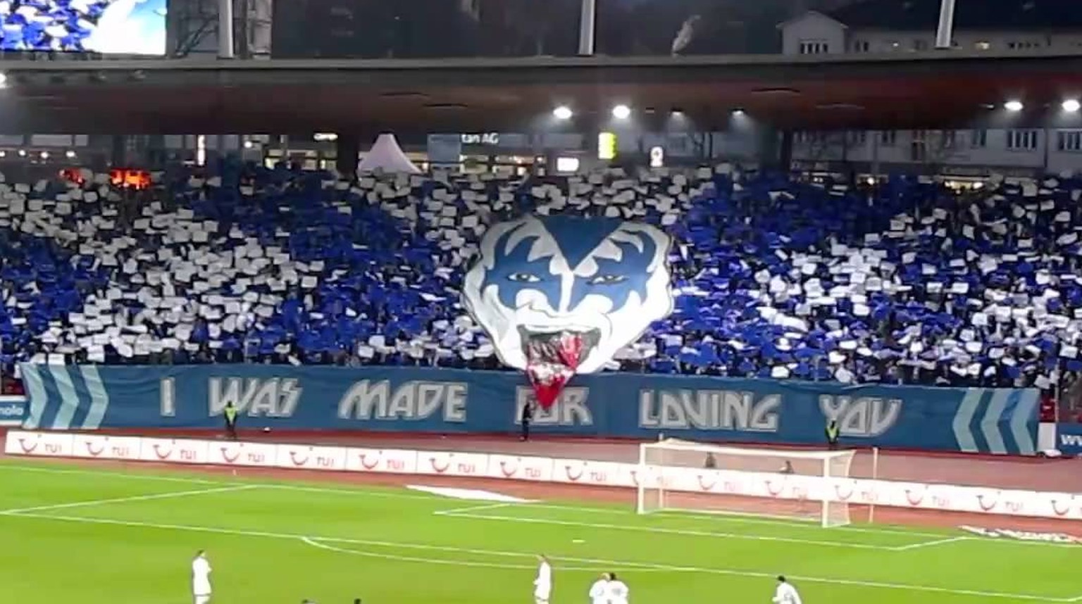 Die Südkurven-Choreo passend zum Tor-Song des FC Zürich: «I Was Made For Loving You».