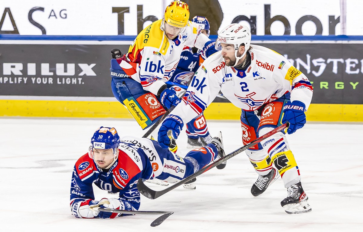 Niko Ojamaeki (EHCK), Mitte, und Thomas Gregoire (EHCK), rechts, kaempfen um den Puck mit Sven Andrighetto (ZSC), links, im dritten Playoff Viertelfinalspiel der National League zwischen den ZSC Lions ...