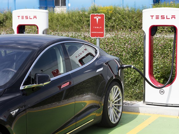 Inzwischen fahren über 10&#039;000 Teslas auf Schweizer Strassen herum: eine Limousine des US-Autobauers an einer Ladestation in Dietlikon (ZH) - (Archivbild).