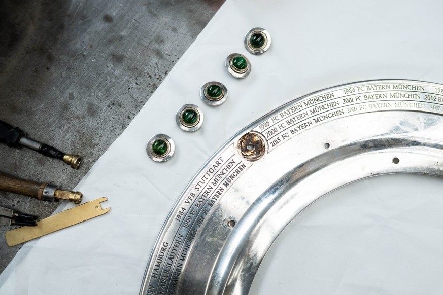 Fünf grosse und fünf kleine Turmaline zieren die Bundesliga-Trophäe.