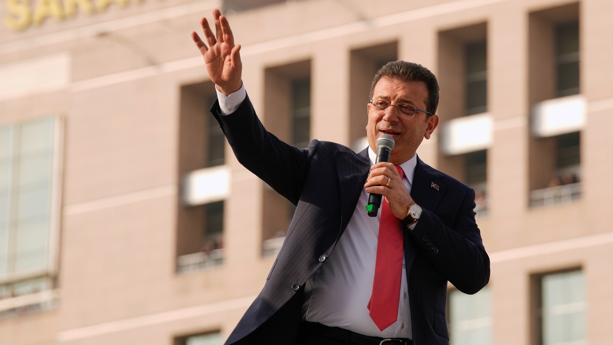 FILE - Istanbul's Mayor Ekrem Imamoglu addresses his supporters in front of the Istanbul courthouse in Istanbul on Jan. 31, 2025. (AP Photo/Emrah Gurel, File)
Ekrem Imamoglu