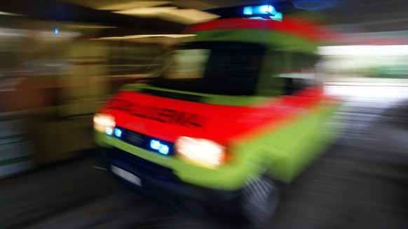 Nach dem Sturz brachte eine Ambulanz den verunfallten Mountainbiker ins Spital. (Archivbild)