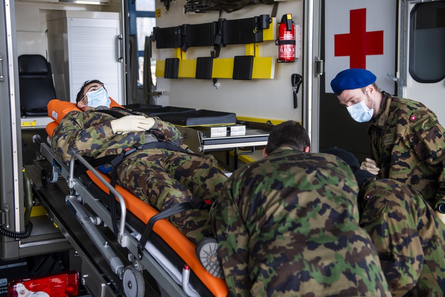 Soldiers from the Swiss Army &quot;Bataillon Hopital 2&quot; from &quot;Division territoriale 1&quot; practice health and medical exercises in the military camp before being deployed in support of pub ...