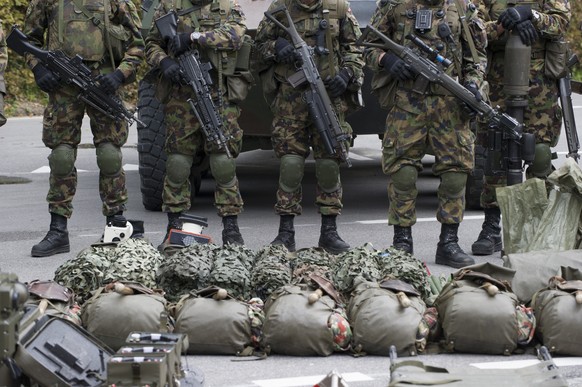 Schweizer Infanterie wartet vor der Rede von Bundesrat Ueli Maurer, Chef des Eidgenoessischen Departements fuer Verteidigung, Bevoelkerungsschutz und Sport (VBS), anlaesslich des Kasernengespraechs am ...