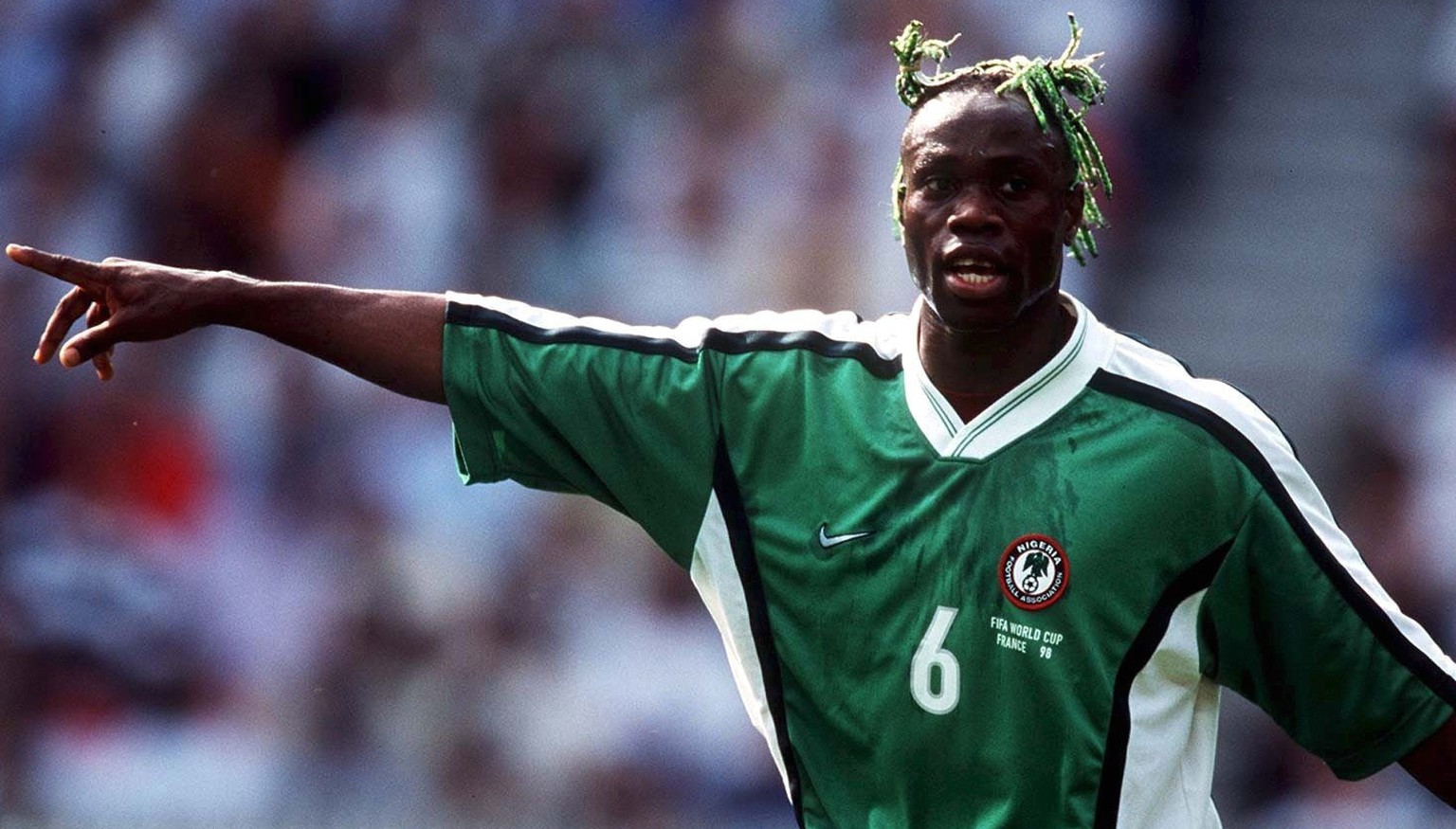 Taribo West gibt in der nigerianischen Nationalmannschaft jahrelang die Richtung vor.