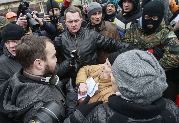 Auch eine ältere Frau versucht, die Demonstranten nach Hause zu schicken, sie wird in der Nähe des Unabhängigkeitsplatzes massiv bedrängt. 