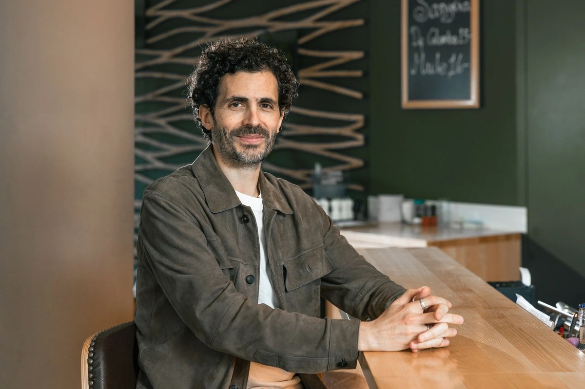 Wünscht sich von GastroSuisse mehr Engagement für die Ausbildung: Carlos Ferreira, für einmal auf dieser Seite der Bar.