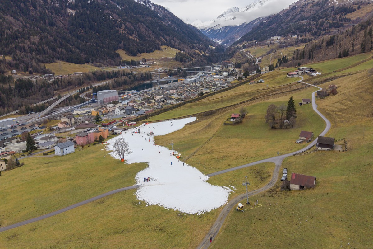 KEYPIX - Skiers enjoy themselves on artificial snow, in Airolo Luina, Ticino, Switzerland, Sunday, December 21, 2025. All areas of the Swiss Alps currently have below-average snowfall for this time of ...