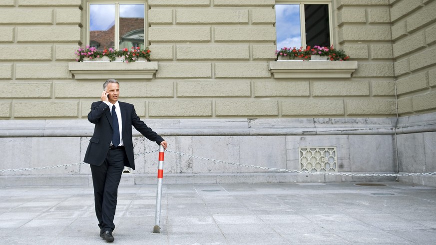 ZUR WAHL VON BUNDESRAT DIDIER BURKHALTER ZUM BUNDESPRAESIDENTEN AM MITTWOCH, 4. DEZEMBER 2013, STELLEN WIR IHNEN FOLGENDES BILDMATERIAL ZUR VERFUEGUNG - Staenderat Didier Burkhalter, FDP-NE, telefonie ...