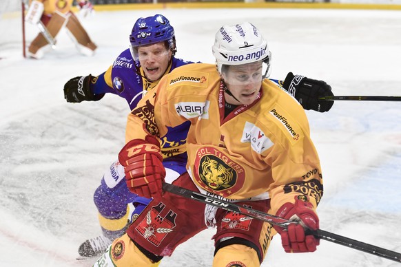 Der Davoser Gregory Sciaroni, links, kaempft gegen den Langnauer Yves Mueller, beim Eishockey-Qualifikationsspiel der National League A zwischen dem HC Davos und den SCL Tigers, am Freitag, 7. Oktober ...