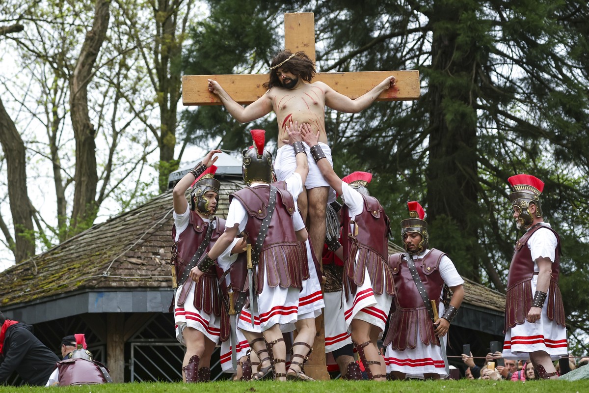 epa12039540 Actors dressed as Jesus Christ and Roman soldiers re-enact the Stations of the Cross during a Good Friday procession in Wuppertal, Germany, 18 April 2025. Around 70 amateur actors in histo ...