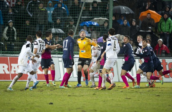 Aarau-Goalie Lars Unnerstall, Mitte, ist im Strafraum des Gegners, im Super League Fussballspiel zwischen dem FC Aarau und dem FC Zuerich am Samstag, 22. Februar 2014, auf dem Bruegglifeld in Aarau. ( ...