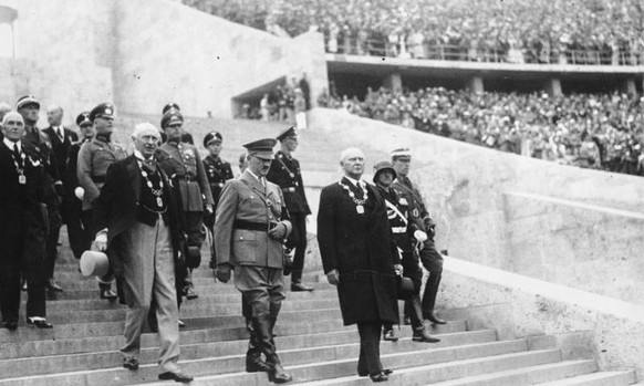 Einmarsch über die Treppe am Marathontor zur Eröffnungsfeier: Henri de Baillet-Latour (IOC-Präsident), Adolf Hitler und&nbsp;Theodor Lewald (Präsident das Organisationskomitees).
