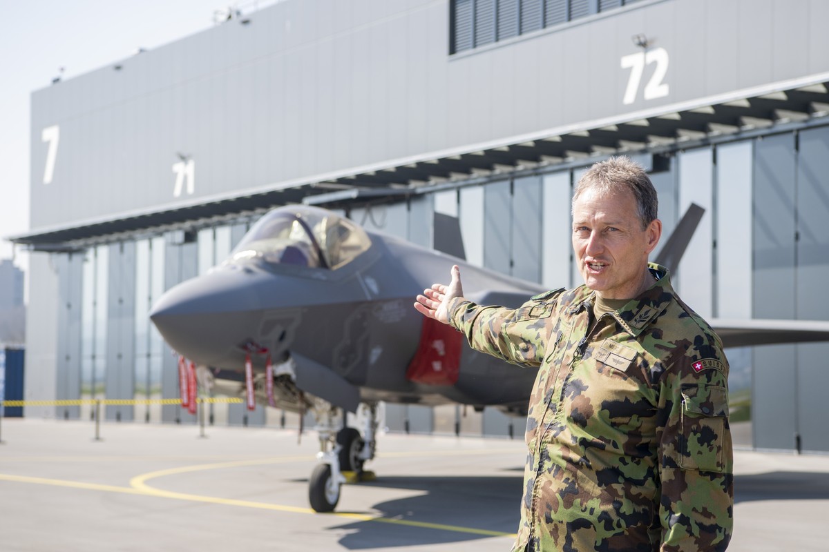 Der Kommandant Schweizer Luftwaffe, Peter Merz anlaesslich des Medienanlasses "Armeebotschaft 2022" der Schweizer Luftwaffe zum Kampfflugzeug F-35A und zu anderen Luftabwehrsystemen am Donne ...