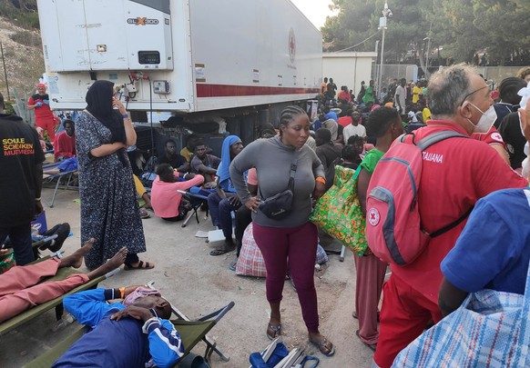 epa10859251 A group of migrants wait in the hotspot of the Lampedusa&#039;s island as Italian authorities prepare for transferring people following new arrivals, Italy, 13 September 2023. More than 6, ...