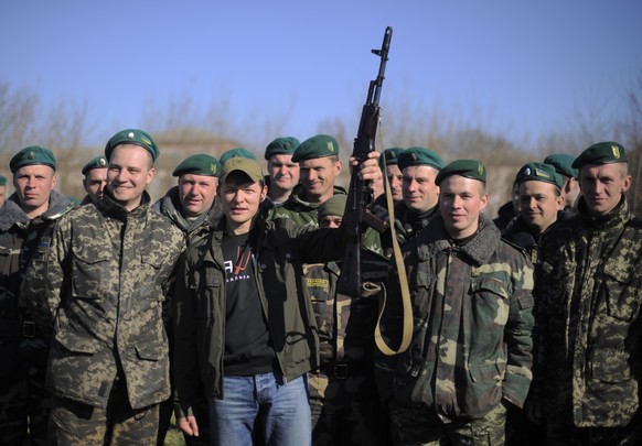 Der Führer der Radikalen Partei Oleg Ljaschko posiert mit einer Kalaschnikow und ukrainischen Soldaten.&nbsp;