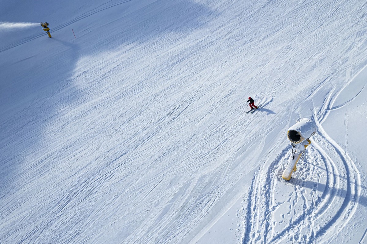 La neige artificielle est 50 fois plus dure que la neige naturelle, ce qui augmente le risque de blessures.