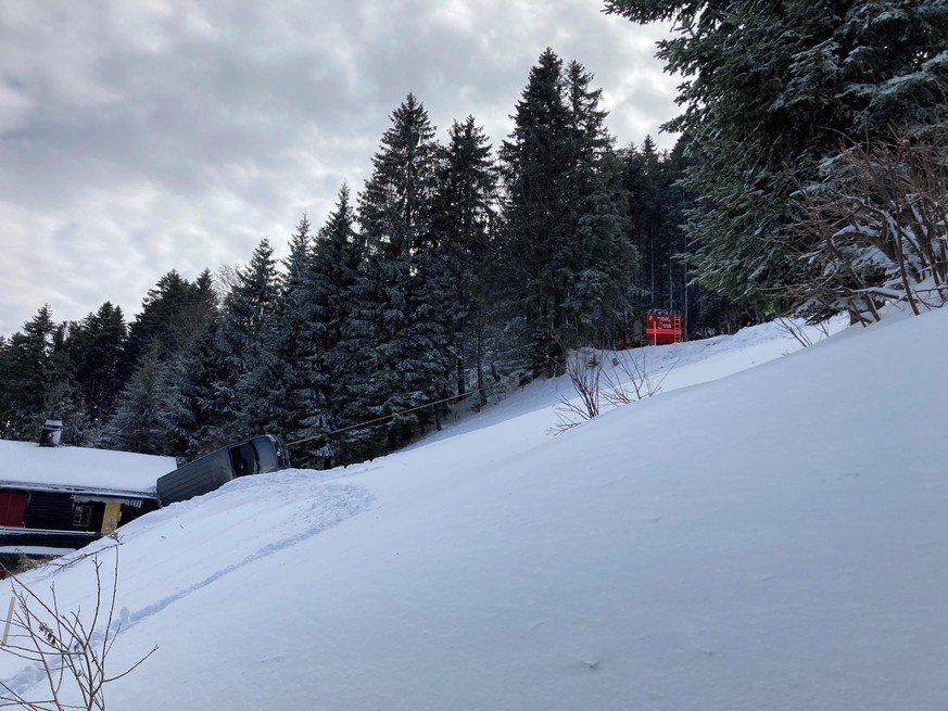Die Bergung des Autos gestaltete sich laut Mitteilung schwierig und dauerte einige Zeit.