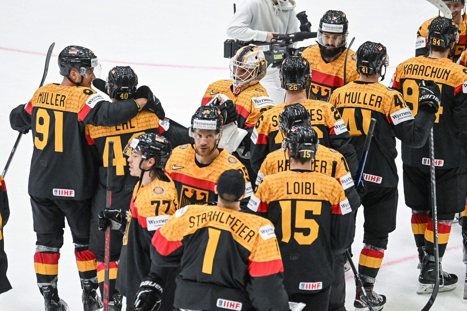 epa09960834 Team of Germany celebrates winning the preliminary round group A match between Germany and Italy at the IIHF Ice Hockey World Championship 2022 in Helsinki, Finland, 20 May 2022. EPA/KIMMO ...