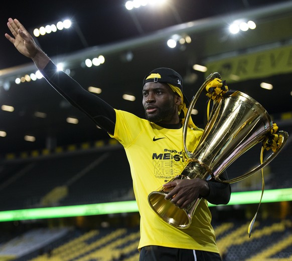 YBs Jean-Pierre Nsame verlaesst mit dem Pokal das Stadion, nach dem Super League Spiel zwischen dem BSC Young Boys Bern und dem FC St. Gallen, am Montag, 3. August 2020 im Stadion Wankdorf in Bern. (K ...