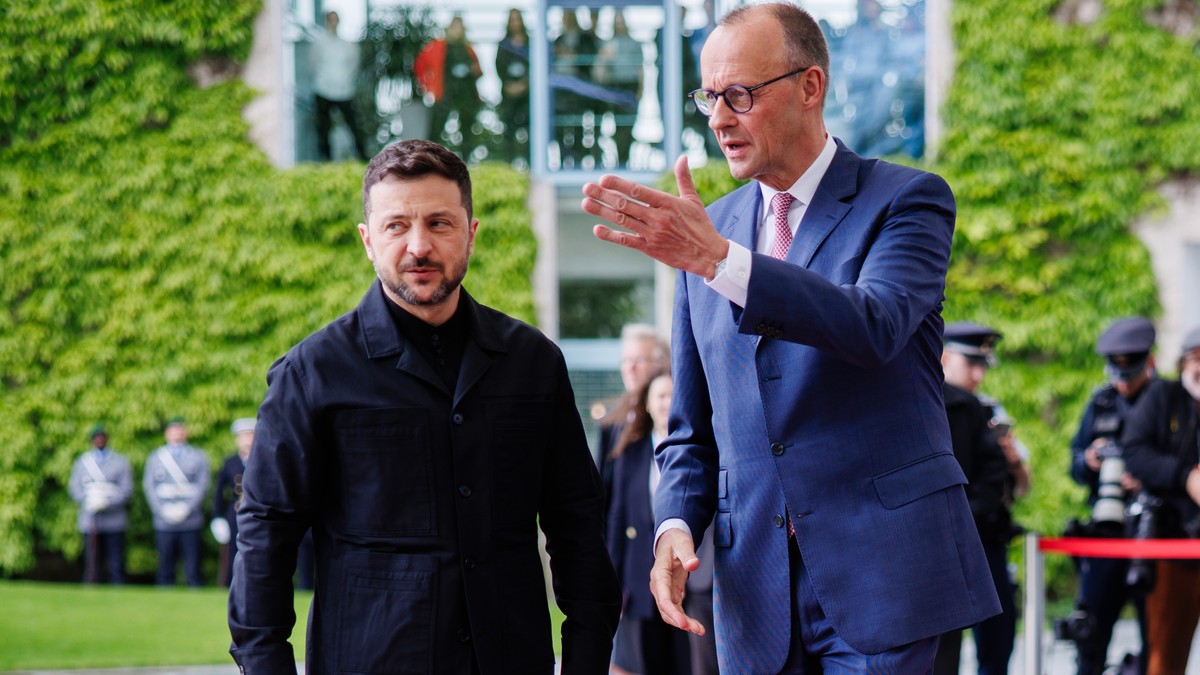 epa12140841 German Chancellor Friedrich Merz (R) welcomes Ukrainian President Volodymyr Zelensky with military honors at the Chancellery in Berlin, Germany, 28 May 2025. EPA/CLEMENS BILAN