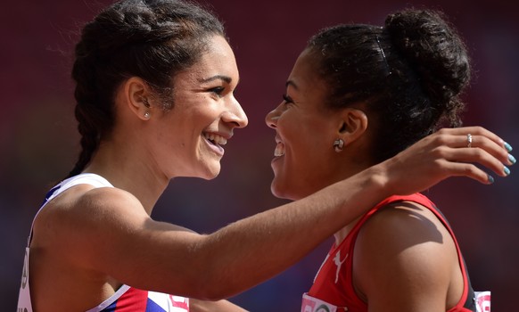 Williams (links) freut sich zusammen mit der Schweizer Rekordhalterin Mujinga Kambundji über die Halbfinal-Qualifikation.