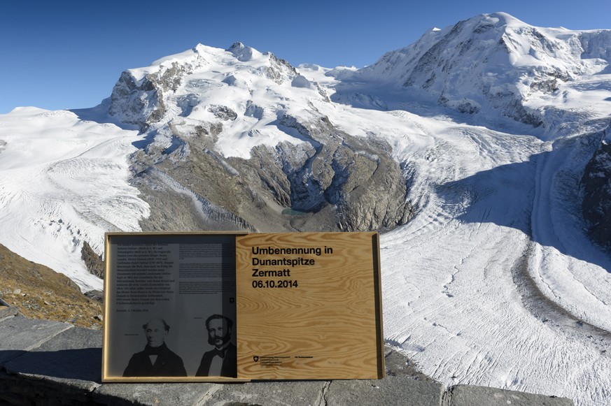 Dieses Schild wurde jetzt auf dem Gipfel der Dunant-Spitze montiert – sie zeigt Henry Dunant.