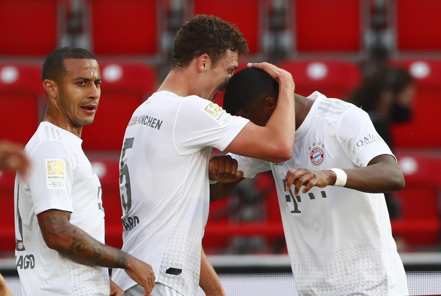 epa08428420 Bayern Munich&#039;s Benjamin Pavard (C) celebrates scoring their second goal with David Alaba during the German Bundesliga soccer match 1. FC Union Berlin vs Bayern Munich in Berlin, Germ ...