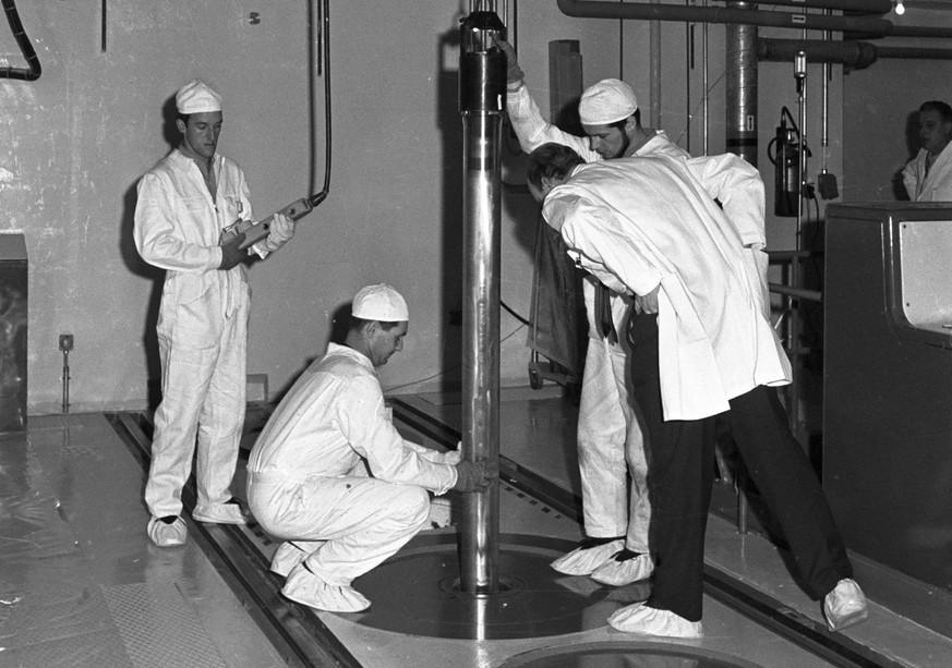 Arbeiter mit Brennstäben im unterirdischen Versuchsatomkraftwerk Lucens im Kanton Waadt, aufgenommen im Dezember 1966.