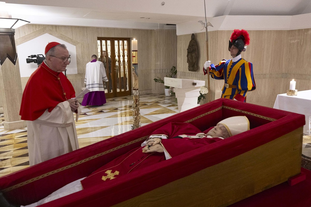 epaselect epaselect epa12046000 A handout photo made available by Vatican Media shows Cardinal Pietro Parolin next to Pope Francis' body during the Rite of the Confirmation of the Pontiff's  ...