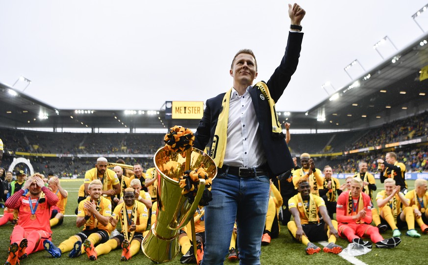 YBs Sportchef Christoph Spycher feiert mit dem Pokal nach dem Fussball Meisterschaftsspiel der Super League zwischen den Berner Young Boys und dem FC Lugano, am Sonntag, 13. Mai 2018, im Stade de Suis ...