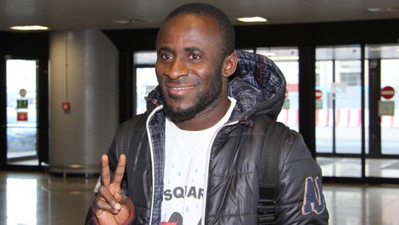 epa04617399 Ivorian soccer player Seydou Doumbia, the new striker of As Roma, arrives from Moscow, Russia, at Leonardo Da Vinci airport in Fiumicino, Rome, Italy, 13 February 2015. EPA/TELENEWS