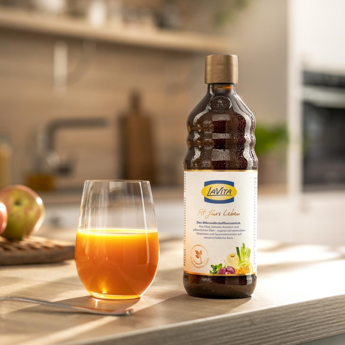 Ein Esslöffel LaVita in Wasser liefert u. a. Vitamin C, D, Zink und Selen für das Immunsystem.