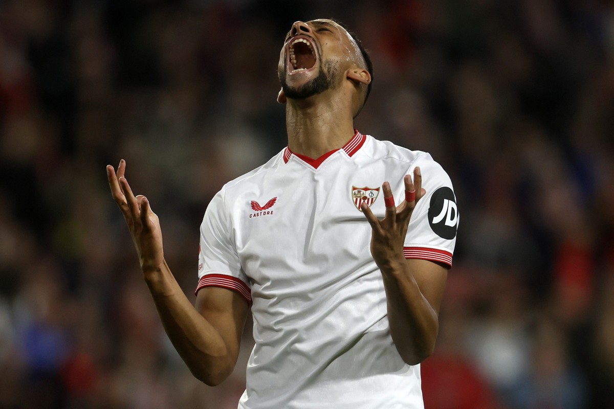 epa11009618 Sevilla FC's Djibril Sow reacts during the Spanish LaLiga soccer match between Sevilla FC and Villarreal, in Seville, southern Spain, 03 December 2023. EPA/Jose Manuel Vidal