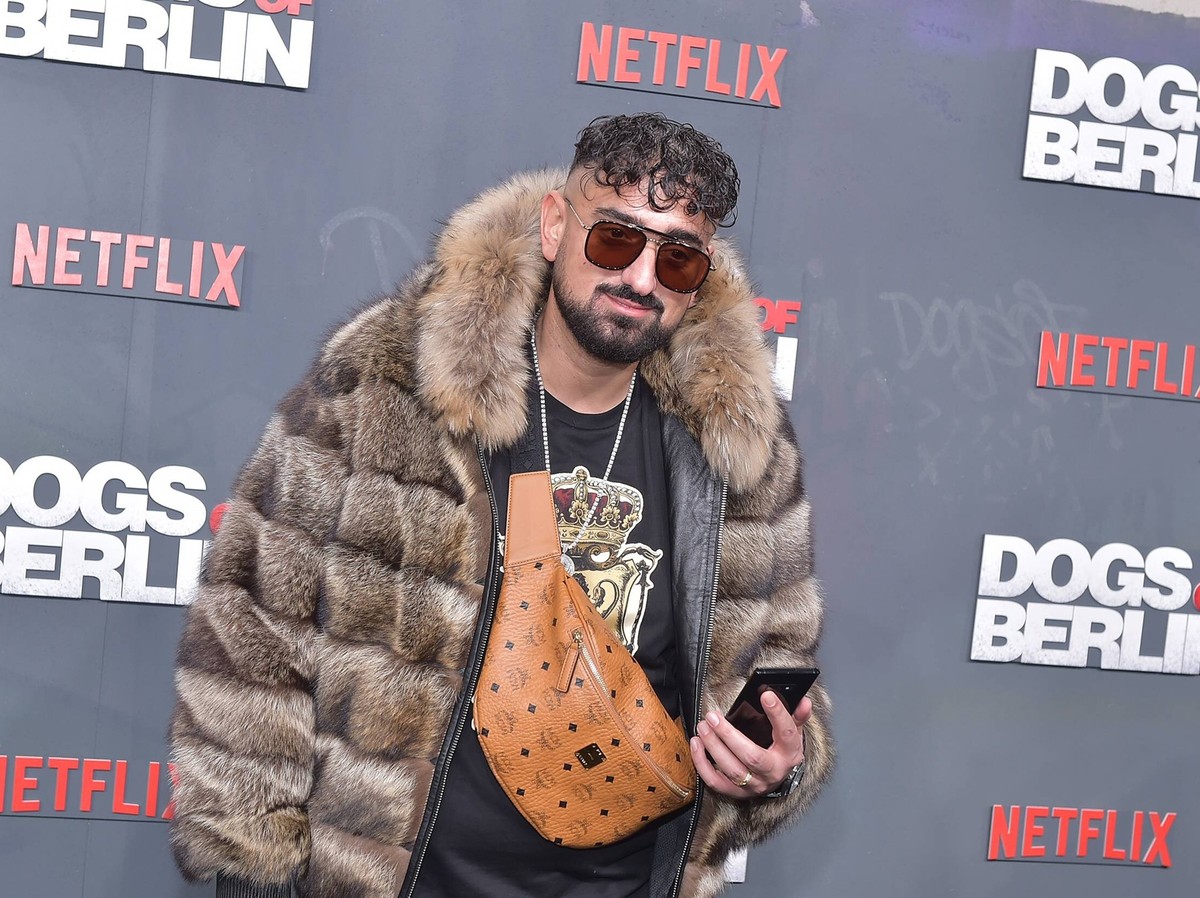 Weltpremiere von DOGS OF BERLIN Haftbefehl, buergerlich Aykut Anhan, ist ein tuerkeistaemmiger deutscher Rapper am schwarzen Teppich zur Weltpremiere von DOGS OF BERLIN im Kino International am 06.12. ...
